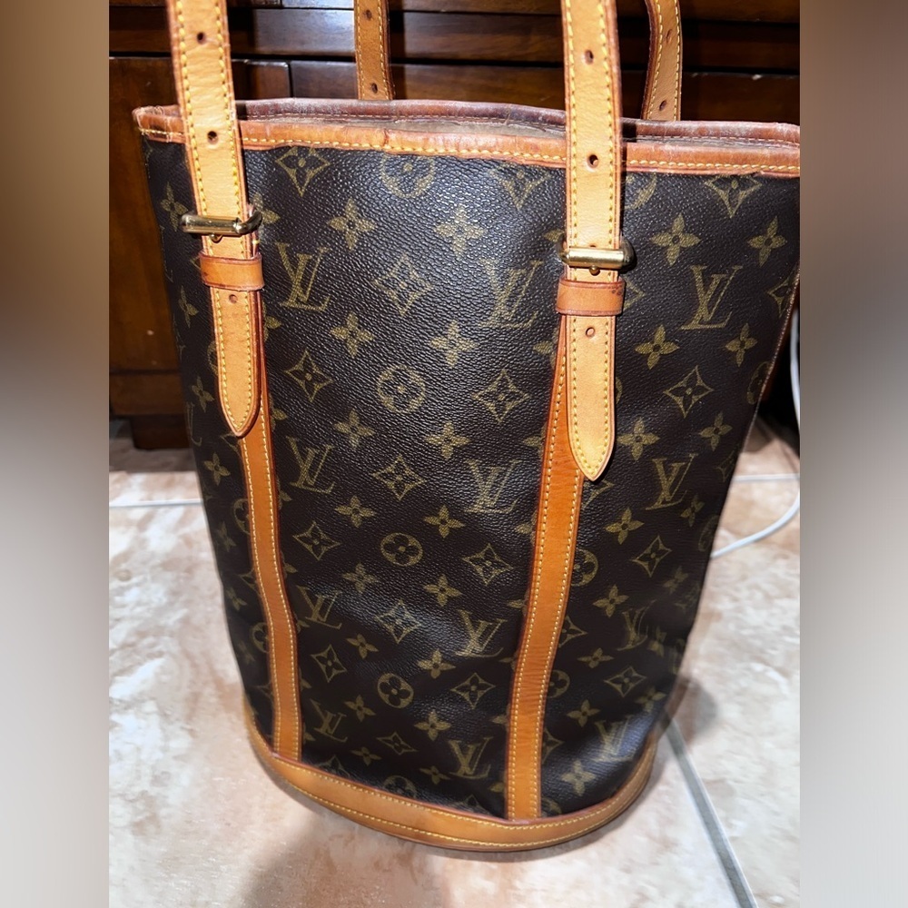 Authentic Louis Vuitton vintage bucket bag.